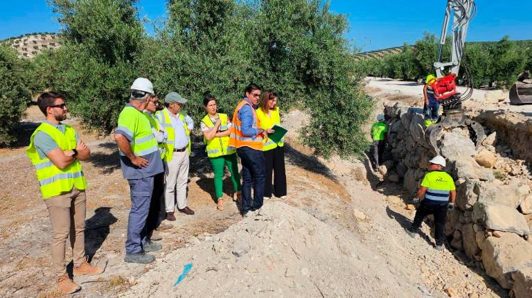 <i>Soledad Aranda visita las obras del camino de Fuerte del Rey a Grañena. / Junta de Andalucía.</i>