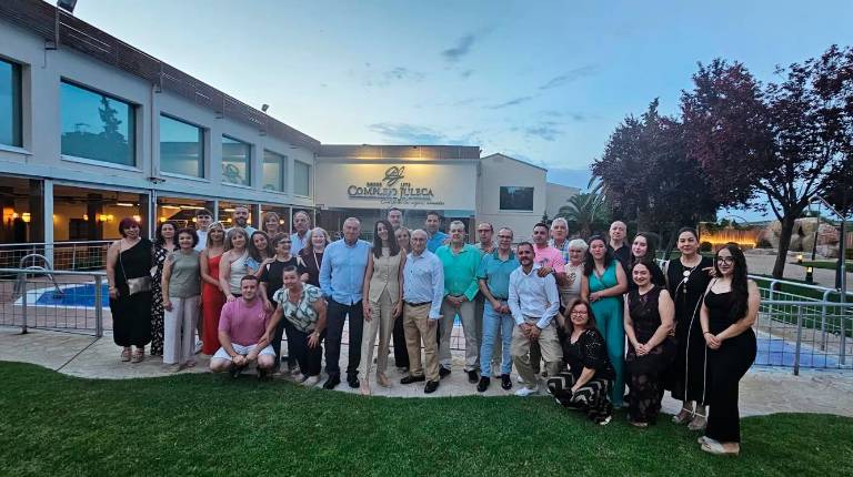 <i>Foto de familia de los trabajadores de Complejo Juleca durante la celebración.</i>