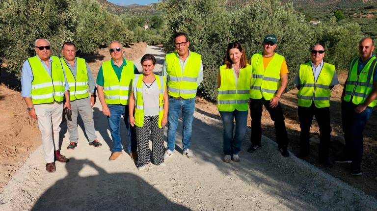 <i>Visita de Soledad Aranda a las obras del camino rural de Cambil. / Junta de Andalucía. </i>