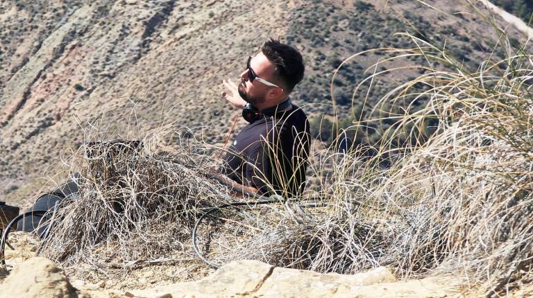 <i>El disyóquey Fran Requena despliega su virtuosismo musical rodeado por la vegetación de un impresionante paraje natural.</i>