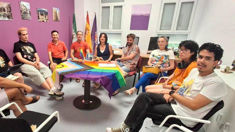 Eva Funes junto a miembros de las asociaciones Somos de Colores, Crisalis, Gente, Arcoíris y Familias por la Diversidad.