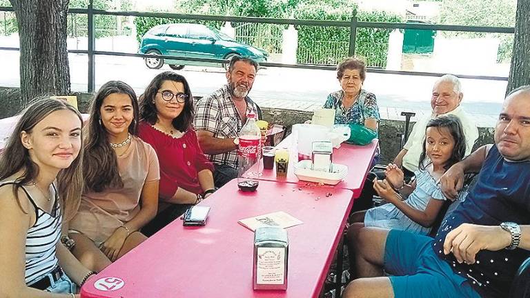 La Abuela se enseñorea de las calles de la aldea alcalaína