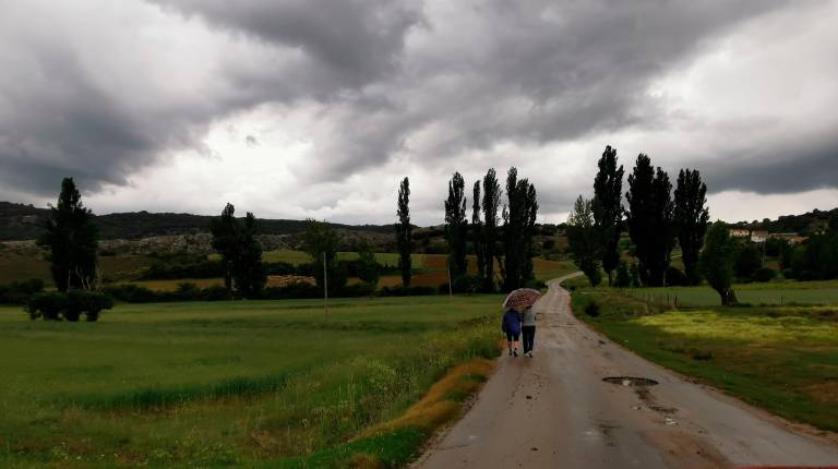 <i>Dos mujeres de paseo, aldea de Los Atascaderos.</i>