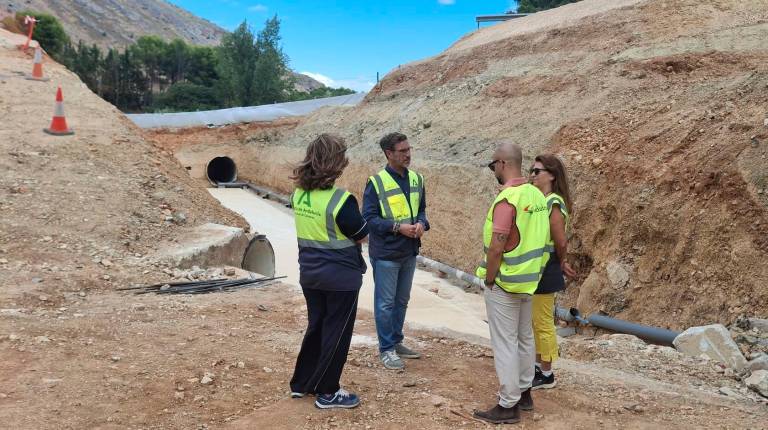 <i>El delegado de Fomento y Movilidad, Miguel Contreras. visita las obras de la carretera A-6050. / Junta de Andalucía. </i>