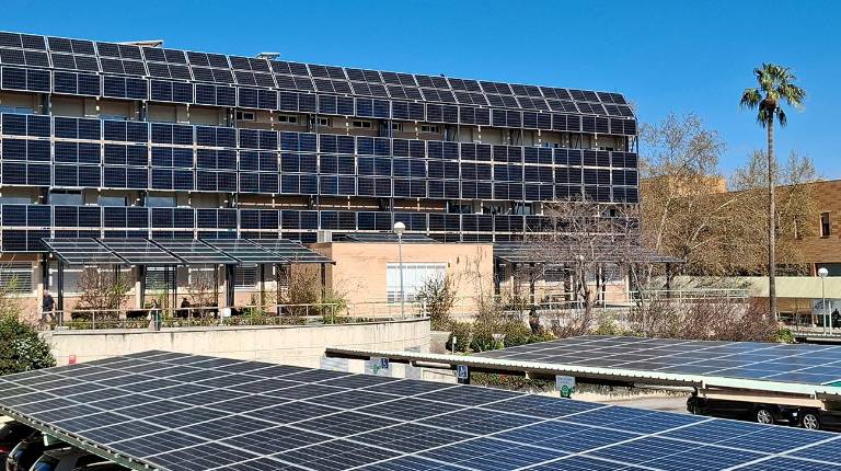 <i>Placas fotovoltaicas. / UJA.</i>