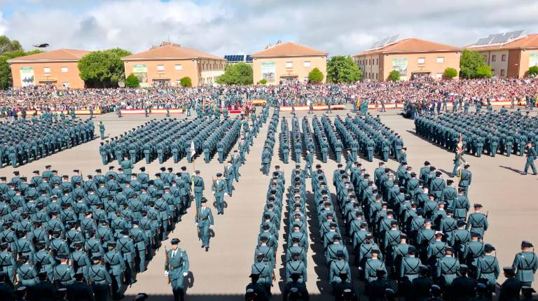 <i>Remitiendo Nota De Prensa Acto Jura De Bandera 131 Promoción En La Academia De Baeza. / Guardia Civil.</i>