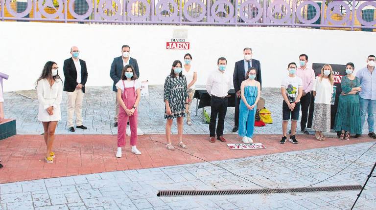 EN FAMILIA. <i>Premiados, asistentes y autoridades posan tras la celebración de una gala con todas las garantías de seguridad en el anfiteatro del Parque del Bulevar, en la capital.</i>
