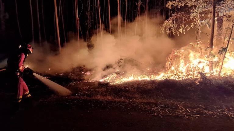 <i>Un profesional de la UME combatiendo las llamas provocadas por el incendio en Vouzela (Portugal). / UME.</i>