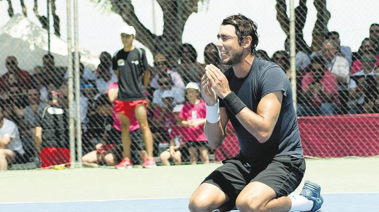 <span class=mln_uppercase_mln>celebración</span><i>. El tenista colombiano se derrumba tras alzarse con el título en lo que es el inicio de su vuelta al ranking ATP, pues las lesiones le alejaron durante meses de las pistas.</i>