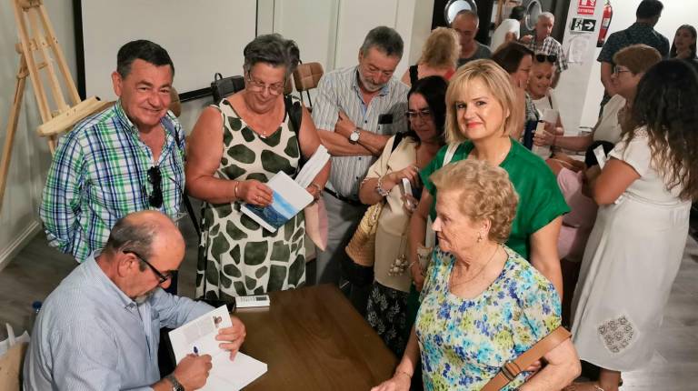 <i>Antonio Arroyo firmando dedicatorias de su primera incursión editorial. / Diario JAÉN.</i>