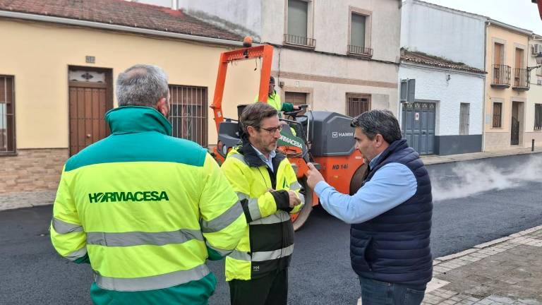 Iniciada la mejora del firme de la travesía de la A-6176 por Marmolejo