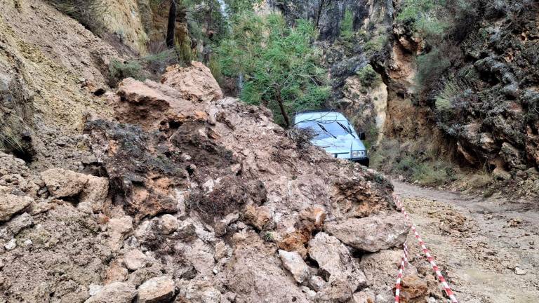Imagen de la carretera cortada entre Santiago de la Espada y la Aldea de Tobos, en el lugar conocido como la Trinchera.