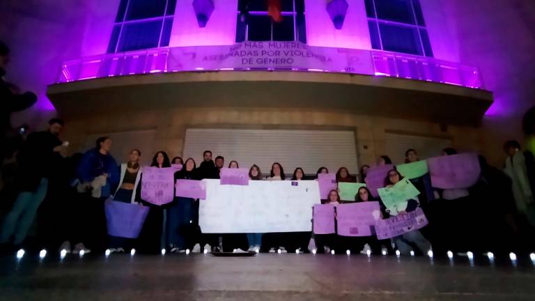 Concentración en contra de la violencia de género en la Plaza de las Batallas el pasado 25 de noviembre. / Francisco Gaitán / Diario JAÉN. 