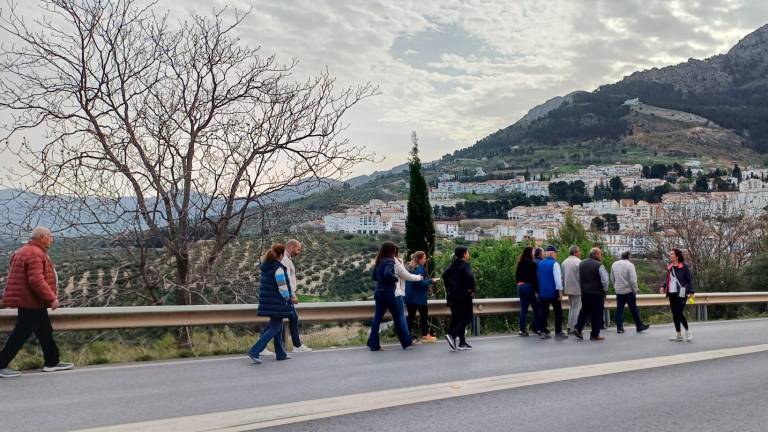 Decenas de personas caminan por la carretera para llegar hasta el centro de salud en Cazorla