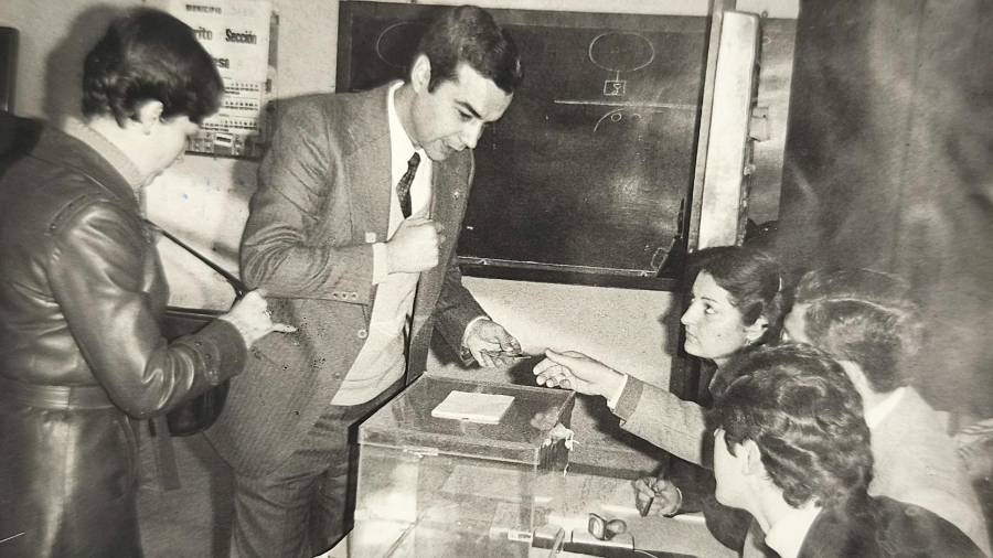 $!<i>Leocadio Marín, votando el 28-F de 1980. / Archivo histórico Diario JAÉN.</i>