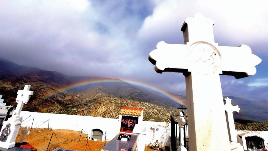 $!<i><b>ARCO IRIS.</b></i><i> Cementerio de Noalejo.</i>