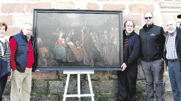 SATISFACCIÓN. <i>Josefa Mata, Luis Pedro Pérez, Pedro Montesinos, Juan Miguel Aguilar, Juanjo González y Juan Vicente Córcoles, con la obra. </i>