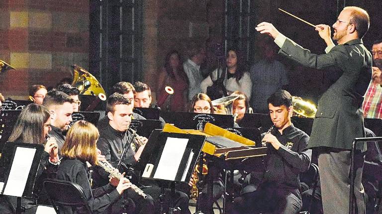 ESTACIÓN DE MADRID. <i> Los músicos interpretaron un programa lleno de populares marchas militares.</i>