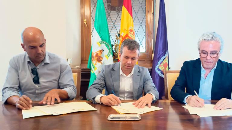 <i>José María Cano, Julio Millán y Blas García, en la firma del acuerdo. / Ayuntamiento de Jaén. </i>