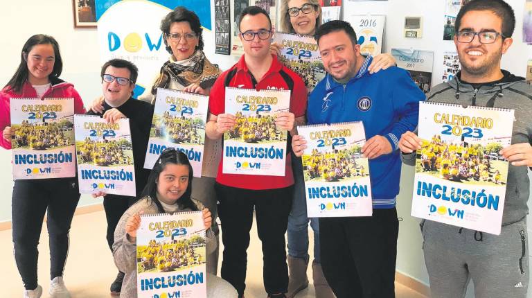 <i>La presidenta de la asociación Síndrome de Down de Jaén y Provincia, María Dolores Gómez, posa junto a chicos y chicas del centro.</i>