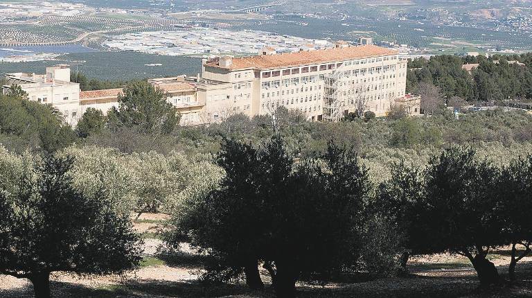 PANORÁMICA. <i> Hospital Doctor Sagaz, en el paraje de El Neveral, con la capital al fondo.</i>