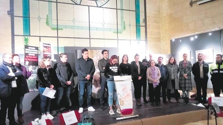 Claveles para homenajear a las asesinadas