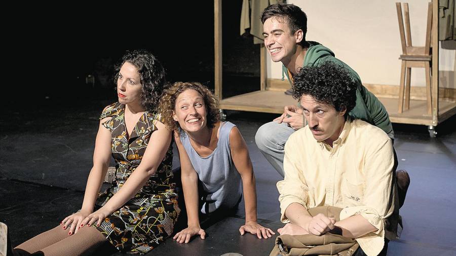 <i>Los actores Ana Carril, Inma Garzía, Eloi Costa e Iván Luis durante “El viento hace la veleta”.</i>