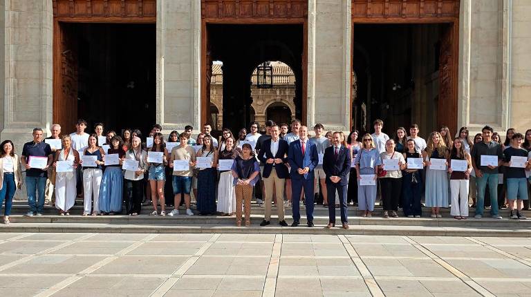 <i>Estudiantes de la UJA junto a presidente de la Diputación y el Rector de la Universidad de Jaén. / Universidad de Jaén. </i>