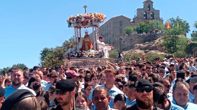 <i>La Virgen de la Cabeza, rodeado de fieles junto al santuario. / F. Gaitán / Diario JAÉN.</i>