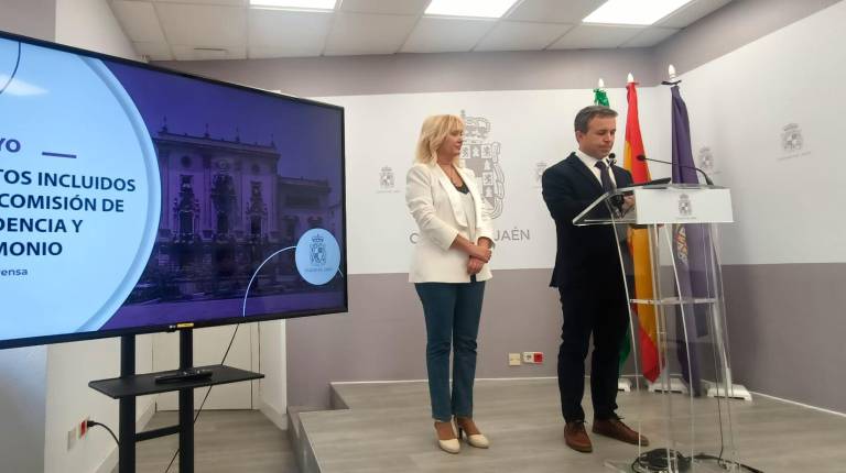 <i>Un instante de la rueda de prensa del alcalde de Jaén, Julio Millán, y la primera teniente de alcalde, María Espejo, en el Ayuntamiento de Jaén. / F. Gaitán / Diario JAÉN.</i>