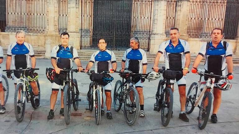 <i>Juan Carlos Garcia, con el grupo BTT. </i>