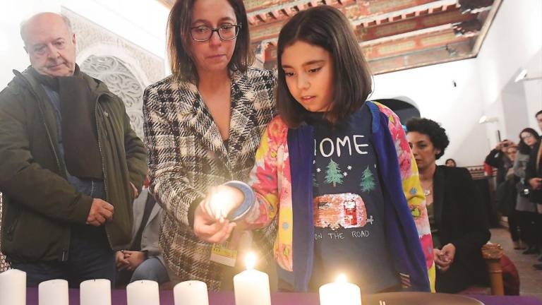 La luz de las velas recuerda a las víctimas del Holocausto