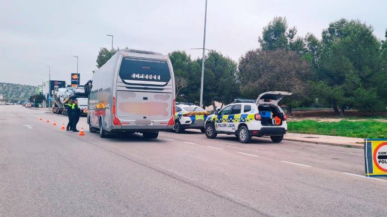 <i>Policía Local de Jaén en un control de tráfico. / Ayuntamiento de Jaén. </i>