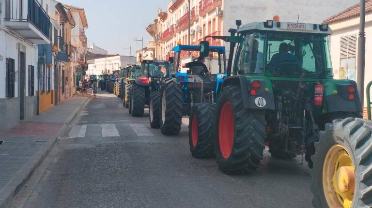 <i>Parte de la larga hilera de tractores que han participado en la movilización contra las megaplantas solares en Lopera. / F. Gaitán / Diario JAÉN.</i>