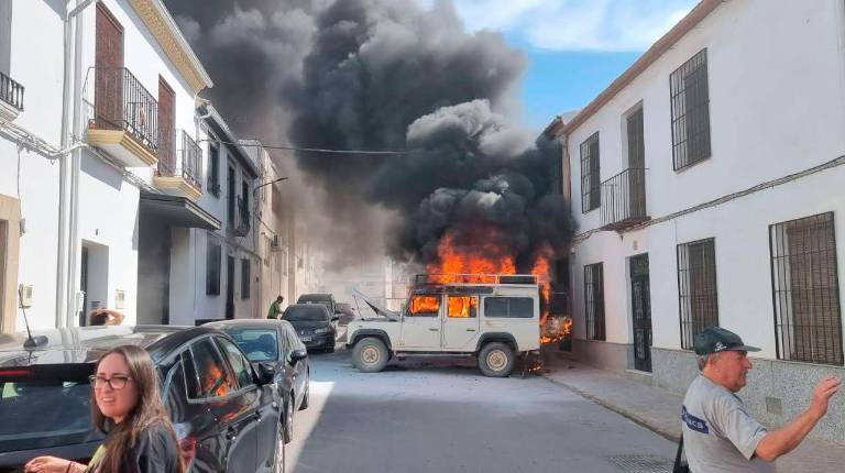 <i>El coche incendiado en la calle Manuel Reyes de Canena. / Pedro Martínez / Diario JAÉN. </i>