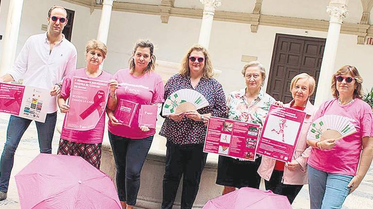 La lucha contra el cáncer de mama tiñe de rosa la ciudad