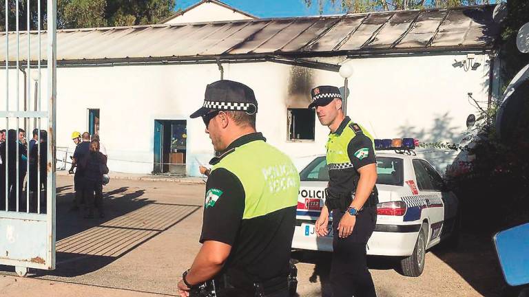 La Policía investiga la causa del incendio en Onda Jaén