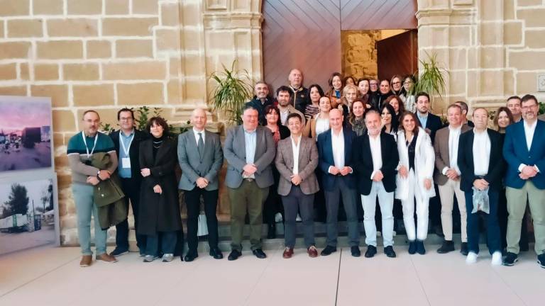 Foto de familia de todos los asistentes y representantes institucionales participantes en las jornadas.