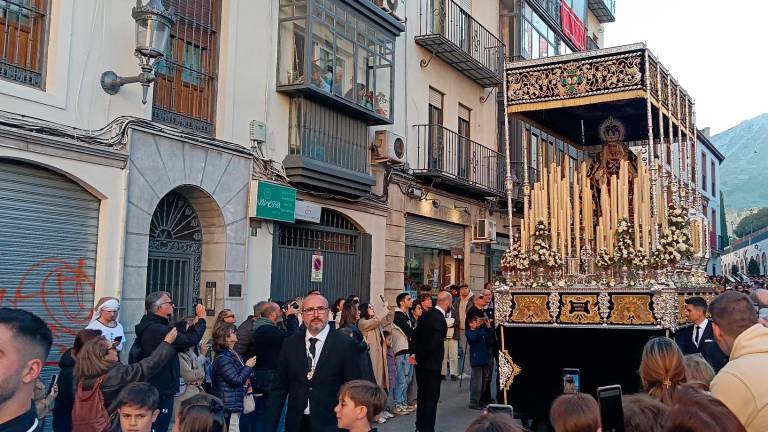 La cofradía de los Estudiantes, a su paso por la Catedral de Jaén