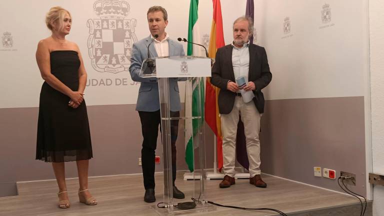 El alcalde de Jaén, Julio Millán, flanqueado por la primera teniente de alcalde, María Espejo, y el concejal de Hacienda, Francisco Lechuga, en la sala de prensa del Ayuntamiento de Jaén. / F. Gaitán / Diario JAÉN