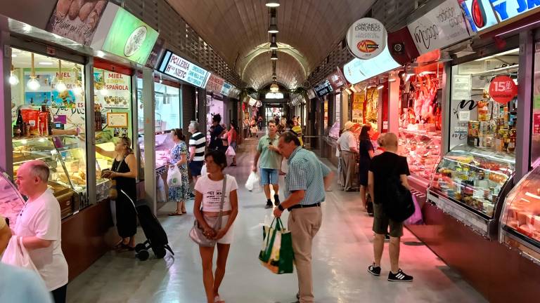 Varias personas haciendo sus compras este verano en el Mercado de Peñamefécit. / F. Gaitán / Diario JAÉN. 