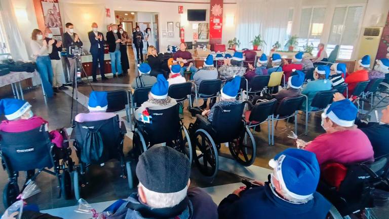 Gorros para alegrar corazones en la Residencia de Nuestra Señora de las Mercedes de Alcalá la Real