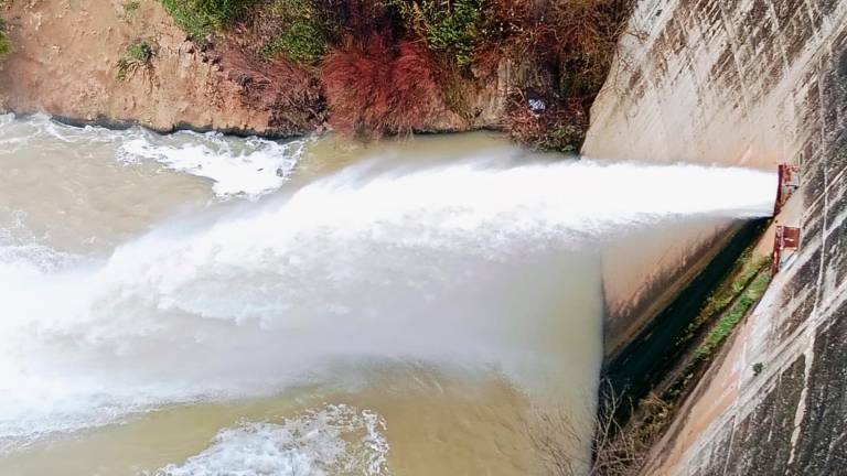 Así desembalsa agua el pantano del Víboras