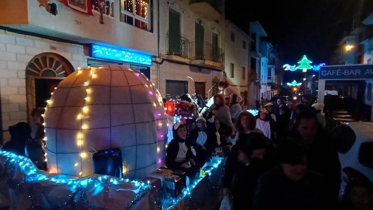 La ilusión es más fuerte que la lluvia: Melchor, Gaspar y Baltasar visitan la provincia
