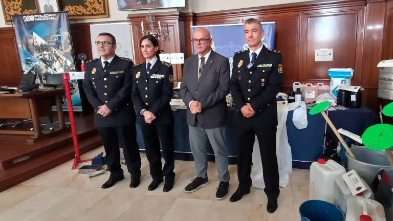 Francisco Fontecha, Layla Dris, Manuel Fernández y Alejandro Martín-Blas, junto al utillaje del laboratorio desmantelado en Torredelcampo. / F. Gaitán / Diario JAÉN.