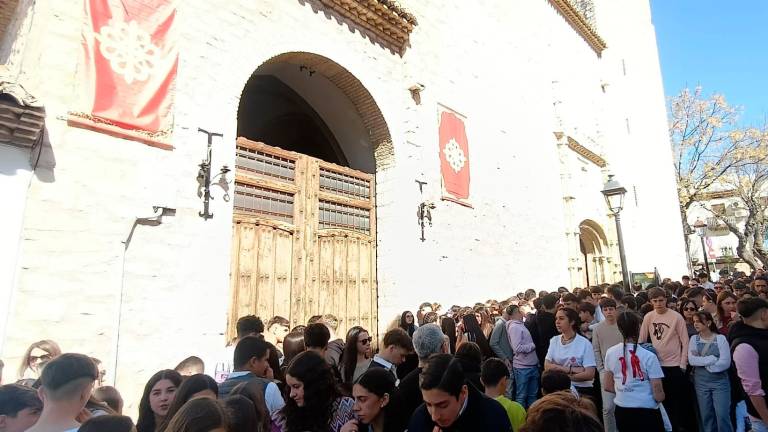 Alegría, ilusión y fervor en La Magdalena por la salida de la cofradía de La Clemencia