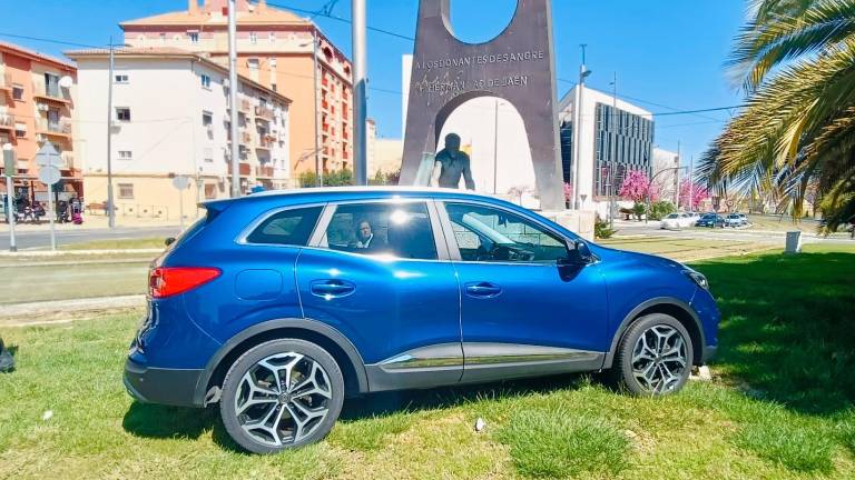 Un coche, empotrado contra el monumento de Donantes de Sangre