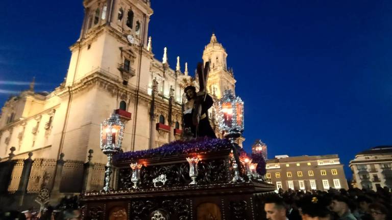 La Clemencia borra el recuerdo de la lluvia del año pasado y resplandece por la ciudad