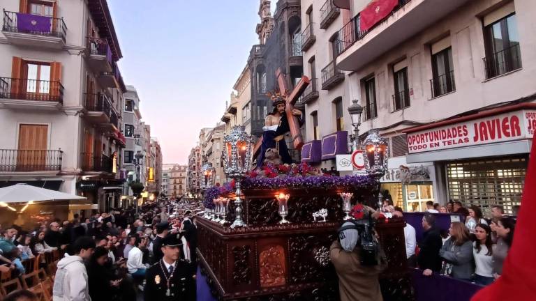 La Clemencia borra el recuerdo de la lluvia del año pasado y resplandece por la ciudad
