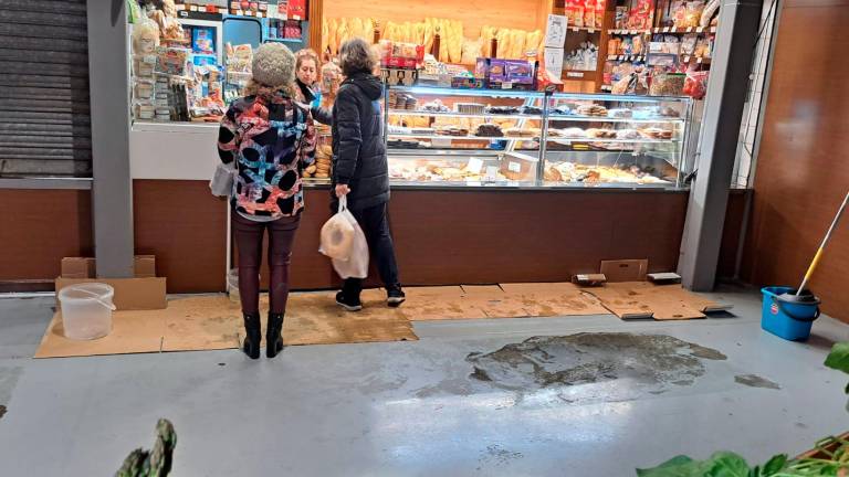 Los trabajadores del Mercado de San Francisco, indignados por inundaciones y goteras